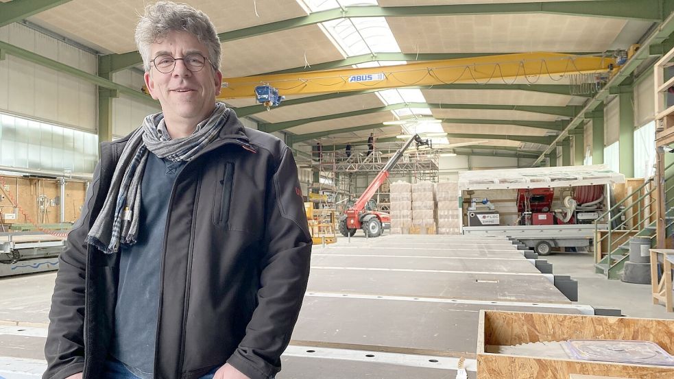 Ulf Meyerholz in der Fertigungshalle seines Bauunternehmens. Foto: Imke Oltmanns