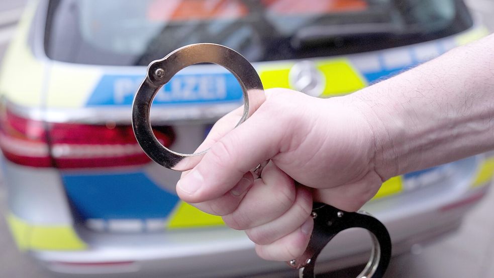 Ermittlungserfolg für die Mordkommission: Spezialkräfte nahmen den Tatverdächtigen nach dem Messerangriff im Steintor fest. Foto: Marcus Brandt