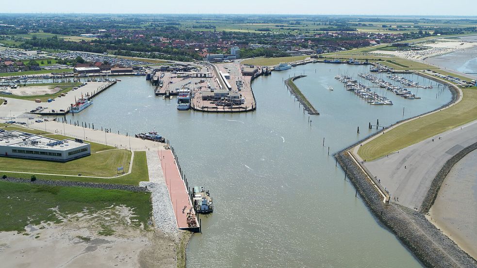 Blick auf den Hafen Norddeich: Die NPorts-Niederlassung Norden bewirtschaftet die sieben Insel- und Küstenhäfen Norddeich, Bensersiel und die Inselhäfen Norderney, Baltrum, Langeoog, Spiekeroog und Wangerooge. Foto: AI-Survey/NPorts