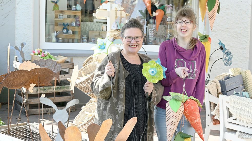 Ulrike Sanne (links) und Eske Thomas sind gut vorbereitet auf den Saisonstart in Greetsiel. In dem Geschäft Middenmang der Ostfriesischen Beschäftigungs- und Wohnstätten GmbH (obw) bieten sie unter anderem Saisonartikel an. Foto: Heinz Wagenaar