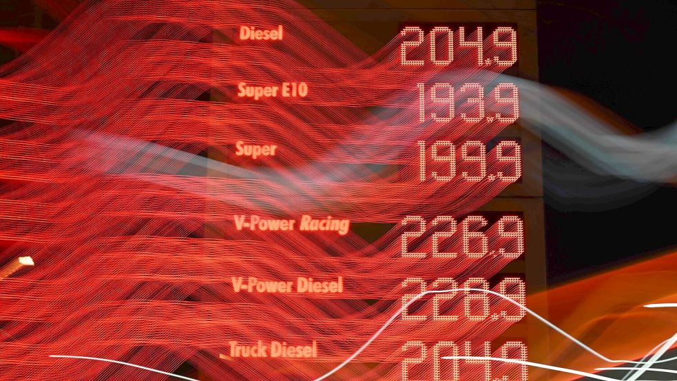 2,05 Euro der Liter Diesel wäre momentan sogar ziemlich günstig. Seit Wochen sind Verbraucher mit erhöhten Spritpreisen konfrontiert. Foto: AFP/INA FASSBENDER