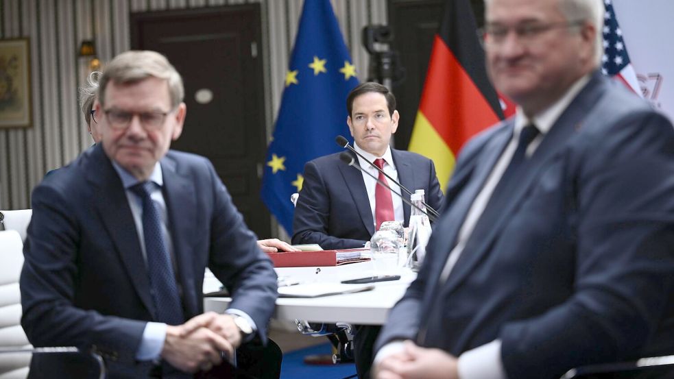 Am Rande eines G7-Treffens bemüht sich Außenminister Johann Wadephul (l, CDU) bei einem Treffen mit seinem US-Kollegen Marco Rubio (M.) um Entspannung nach heftiger US-Kritik. An einer Sitzung zur Ukraine nimmt auch der dortige Außenminister Andrij Sybiha (r.) teil. Foto: Brendan Smialowski/Pool AFP via
