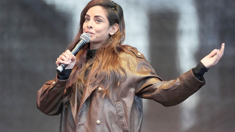 Die Schauspielerin und Moderatorin Collien Fernandes auf der Bühne auf dem Hamburger Rathausmarkt während der Demonstration gegen sexualisierte Gewalt gegen Frauen. Foto: Marcus Brandt/dpa