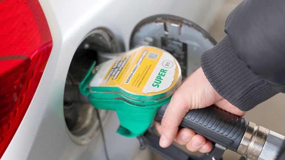 Das Maßnahmenpaket der Bundesregierung soll Autofahrer an den Tankstellen entlasten. Foto: IMAGO/Darius Simka