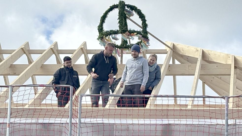 Regina Westermeier (rechts) und ihr Ehemann, Dr. Niklas Sievers (2. von rechts), feierten mit ihrer neuen Zahnarztpraxis in der Straße Am Markt jetzt Richtfest. Fotos: Henrik Zein