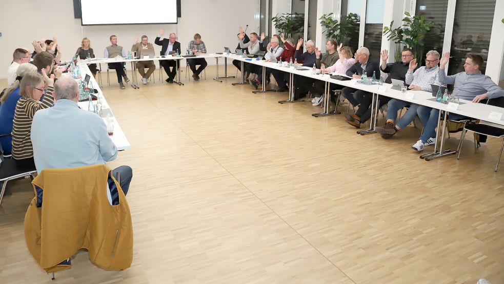 Es war die erste Sitzung des Rates der Gemeinde Barßel, die im neuen Bürgerhaus stattfand – und es ging gleich hitzig zur Sache. Foto: Hans Passmann