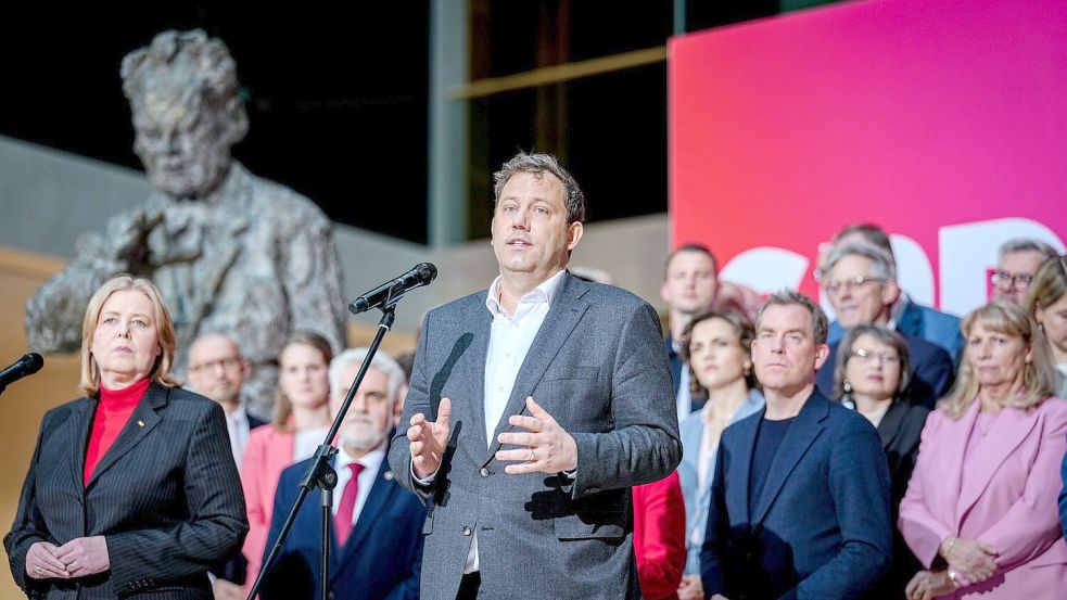 Klingbeil versammelt seine Truppen hinter sich. Foto: Kay Nietfeld/dpa