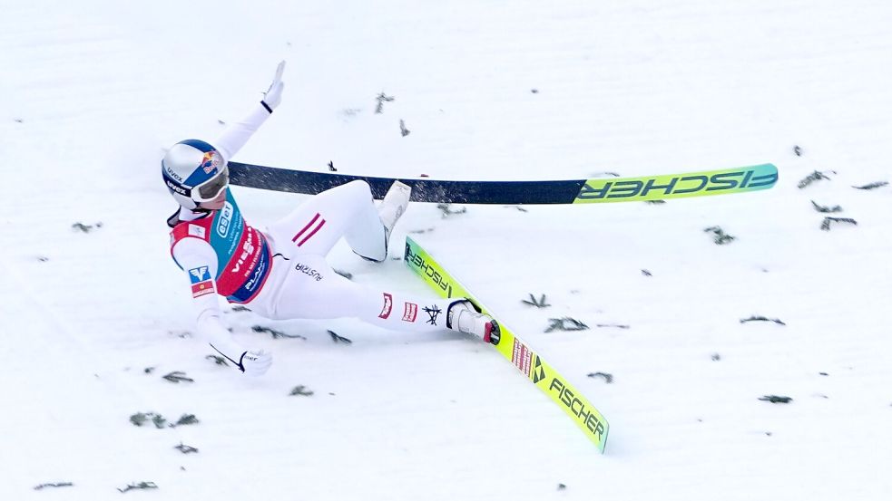 Der Österreicher Stephan Embacher stürzte nach seinem Sprung auf 240 Meter. Foto: Darko Bandic