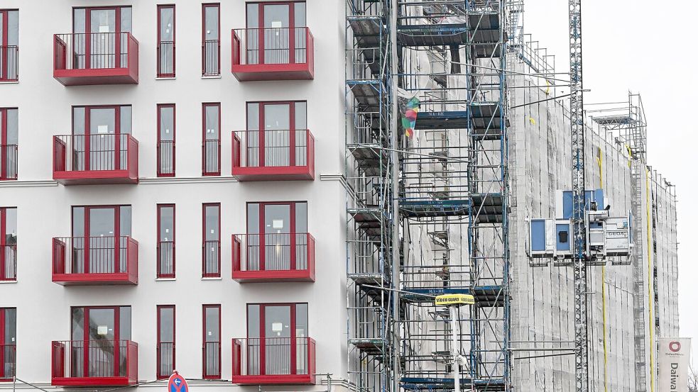 Insbesondere in Ballungsgebieten und Großstädten finden Beschäftigte immer schwerer eine Wohnung. (Symbolbild) Foto: Jens Kalaene