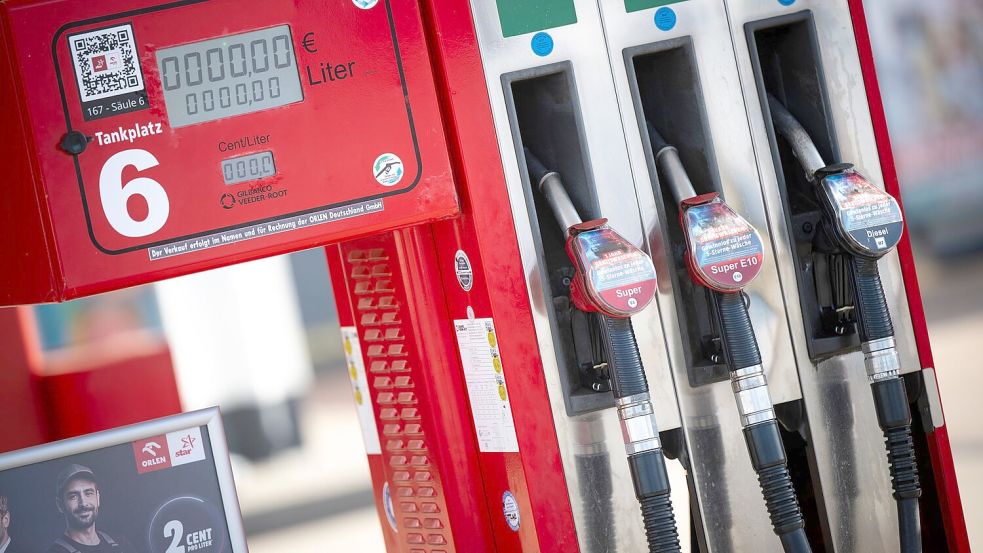 Der Iran-Krieg hat die Preise für Öl und Gas nach oben getrieben, das bekommen Autofahrer an den Tankstellen zu spüren. (Archivbild) Foto: Philip Dulian