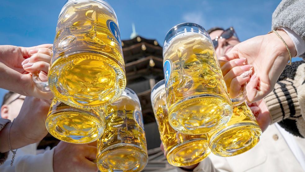 Der Frühling lockt die Menschen in Biergärten. (Archivbild) Foto: Peter Kneffel/dpa