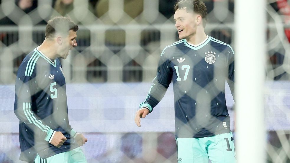 Florian Wirtz (r) jubelt nach seinem Siegtor zum 4:3 mit Pascal Groß. Foto: Christian Charisius/dpa
