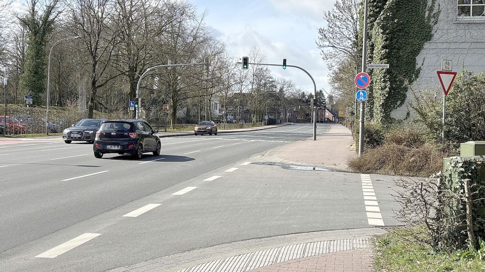 Vor dem Krähennestergang, der hier rechts abgeht, wird eine Vor-Ampel aufgestellt. Das doppelte Rotlicht soll querende Passanten an der Ampel besser schützen. Foto: Karin Böhmer