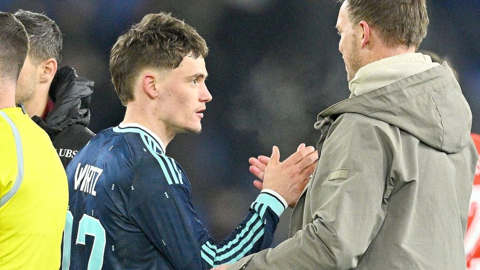 Julian Nagelsmann bedankt sich nach dem Sieg bei Matchwinner Florian Wirtz Foto: Tom Weller/dpa