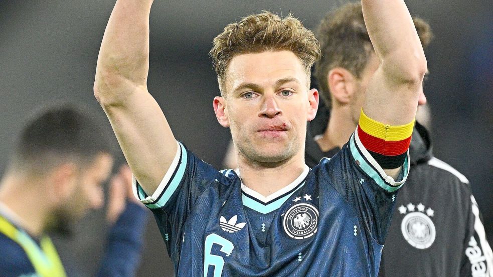 Joshua Kimmich feiert mit einer Verletzung an der Lippe den Sieg in der Schweiz. Foto: Tom Weller/dpa