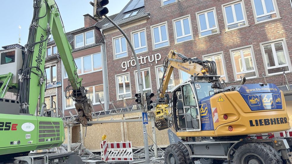 Zusammenspiel: Beide Bagger setzen das lange Verbindungsstück zu Boden. Fotos: Stephanie Schuurman