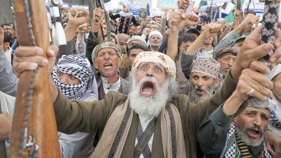 Die Huthi-Anhänger reklamieren einen Raketenangriff auf Israel für sich. Foto: Osamah Abdulrahman/AP/dpa