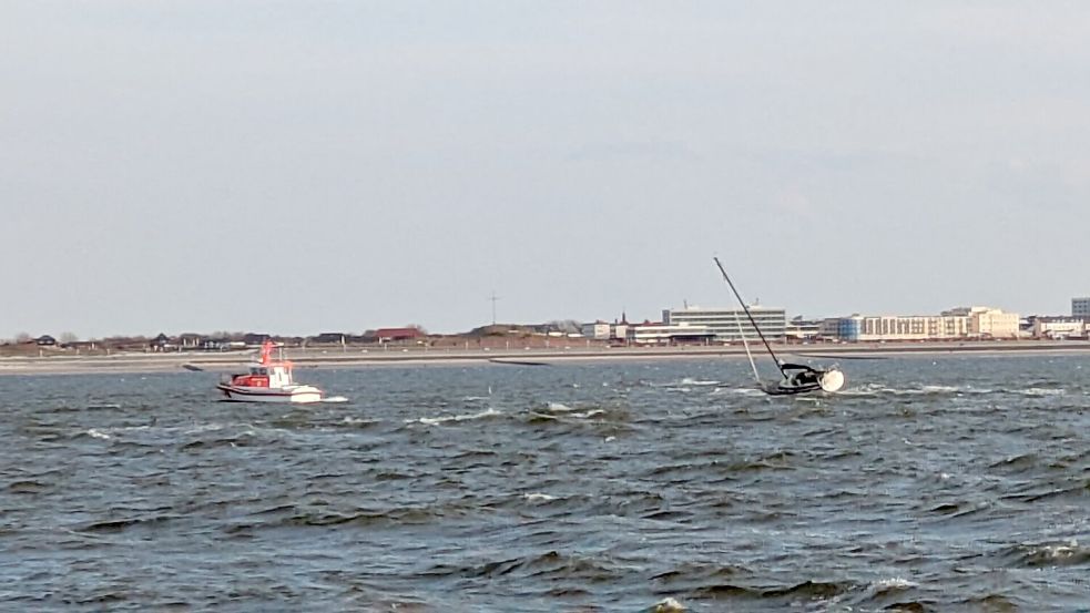 Seenotrettungsboot „Otto Diersch“ versucht vor Norderney einem in Seenot geratenen Segelboot Hlfe zu bringen. Vor den Seegatten der Ostfriesischen Inseln lauern gefährliche Untiefen.