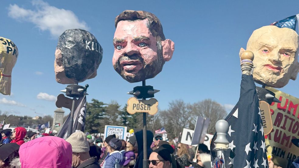 In Washington tragen Demonstrierende Pappköpfe, die unter anderem den US-Vizepräsidenten J.D. Vance (M) darstellen sollen. Foto: Anna Ringle