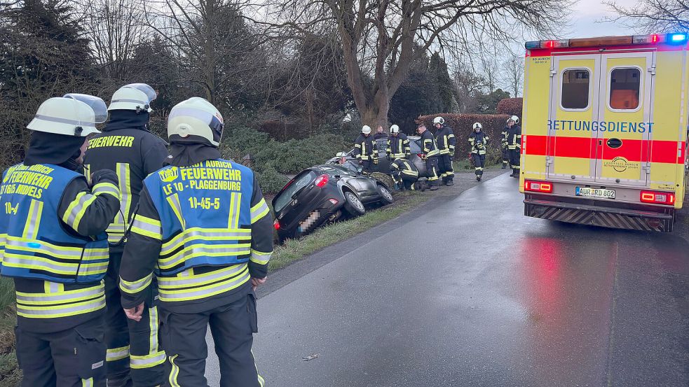 Die Feuerwehr sicherte die Unfallstelle ab. Foto: Sönke Geiken/Feuerwehr