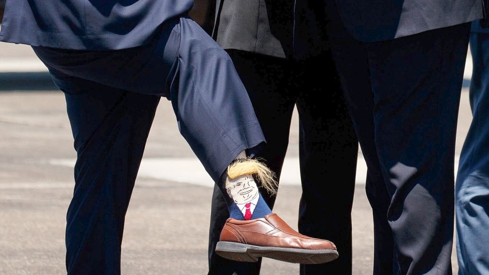 Russische Abgeordnete haben bei ihrem ersten US-Besuch seit mehr als zehn Jahren als Geschenk Socken mit dem Bildnis von Präsident Donald Trump geschenkt bekommen. (Symbolbild) Foto: Evan Vucci/AP/dpa