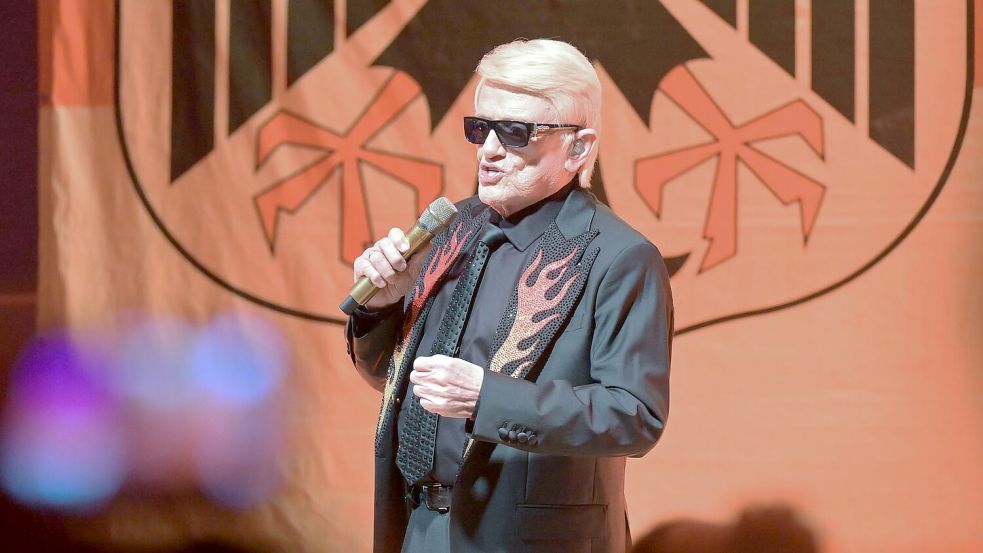 Der Adler leuchtet in Schwarz-Rot-Gold, wenn Heino auf der Bühne singt. Foto: Michael Bahlo