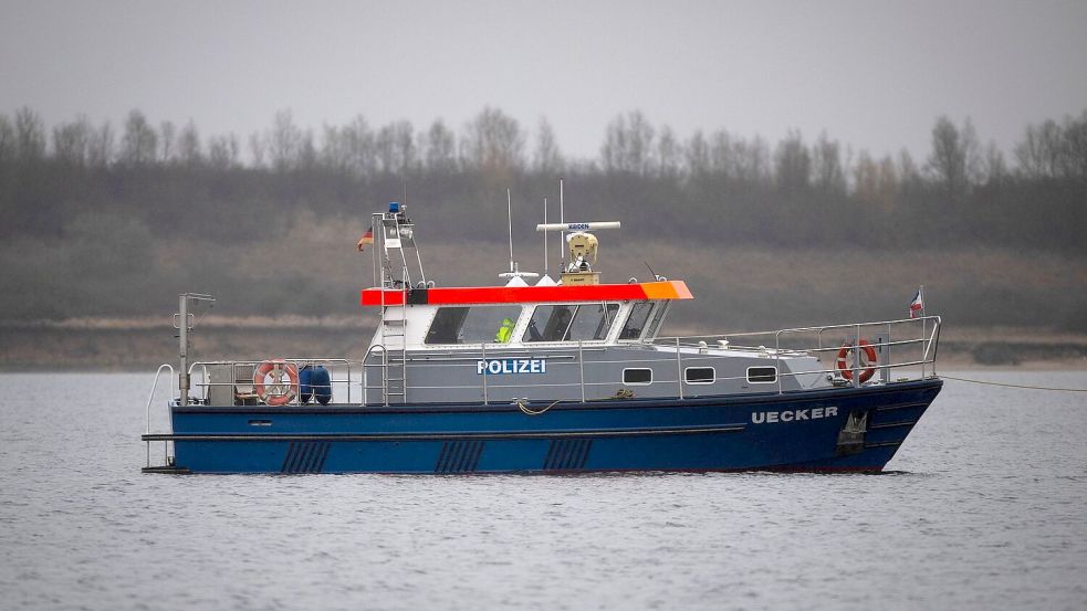 Der Wal wird von der Wasserschutzpolizei begleitet. Foto: Philip Dulian