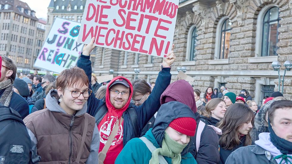 Tausende von Menschen gingen in den vergangenen Tagen auf die Straße, um für den Schutz von Frauen vor häuslicher und digitaler Gewalt zu demonstrieren. (Archivfoto) Foto: Georg Wendt