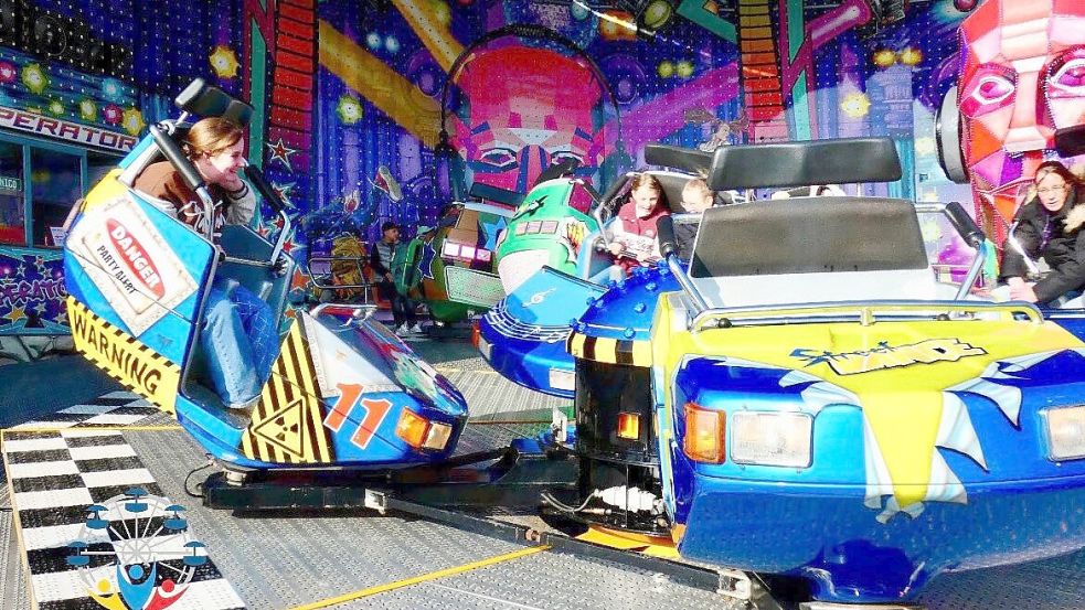 Viele aufregende Fahrgeschäfte warten auf die Besucher.