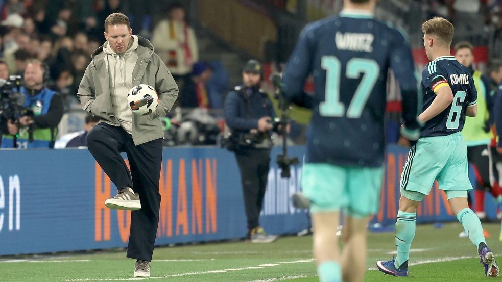 Bundestrainer Nagelsmann schießt einen Ball zurück aufs Spielfeld. Foto: Christian Charisius/dpa
