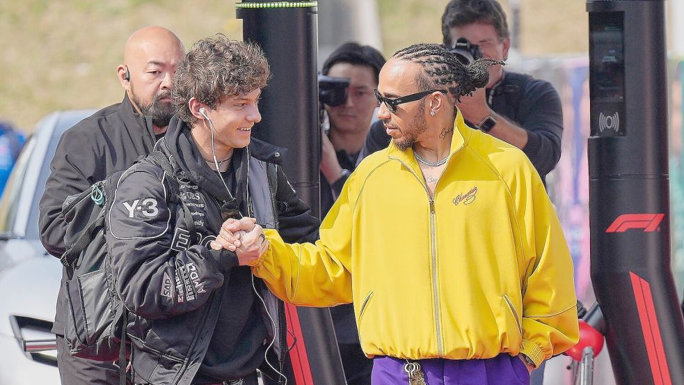 Kimi Antonelli (l) holte sich den Rekord des jüngsten WM-Führenden von Lewis Hamilton. Foto: Eugene Hoshiko