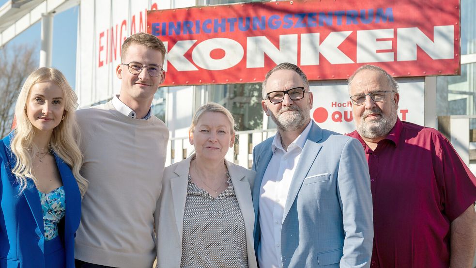 Bernd und Stefan Konken (von rechts) führen das Einrichtungszentrum Konken. Im Unternehmen sind auch Stefan Konkens Frau Nadin, deren Kinder Sebastian und Katrin sowie Bernd Konkens Tochter Imke (nicht im Bild) tätig. Foto: Klaus Ortgies