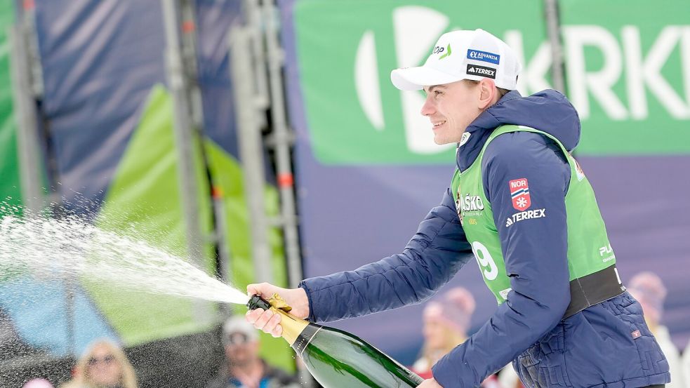 Marius Lindvik siegte beim Saisonabschluss. Foto: Darko Bandic