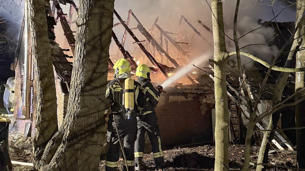 Mehrere Feuerwehren waren in Leezdorf im Einsatz. Foto: Carsten Redenius