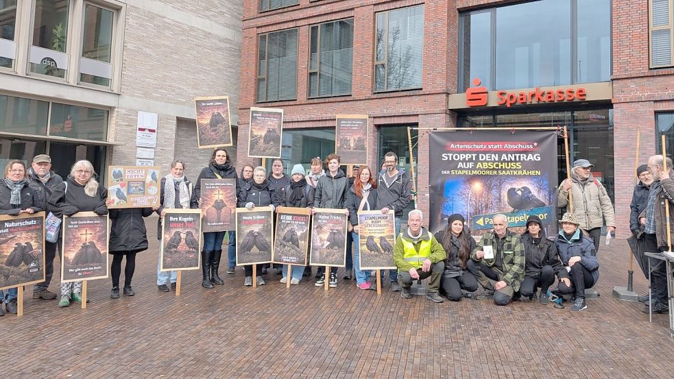 Rund 30 Personen nahmen am Ende an der Veranstaltung in der Leeraner Innenstadt teil. Foto: Ostfriesen gegen Tierleid