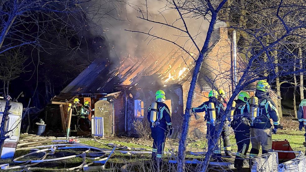 Als die ersten Einsatzkräfte eintrafen, war die Dachhaut des Gebäudes bereits durchgebrannt. Foto: Feuerwehr, Carsten Redenius