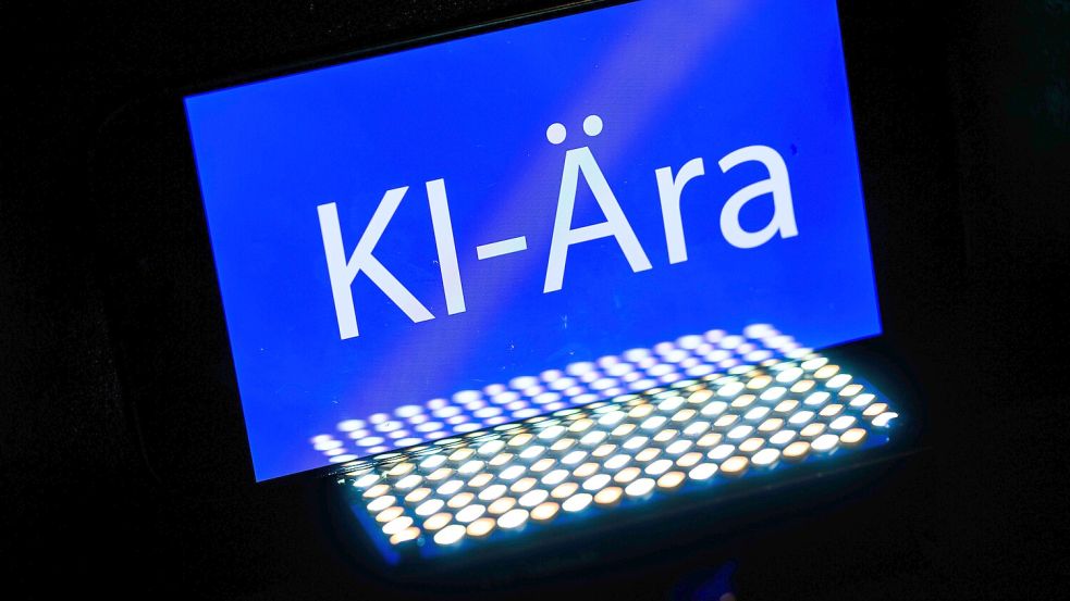 Das Wort "KI-Ära" ist auf einem Smartphone zu sehen. Die Künstliche Intelligenz übernimmt immer mehr Aufgaben – auch in Betrieben und Büros in der Region Osnabrück-Emsland. Foto: dpa/Robert Michael