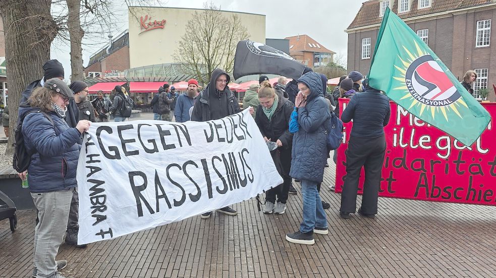 Gut 100 Demonstranten kamen auf dem Denkmalsplatz in Leer zusammen. Foto: Bodo Wolters