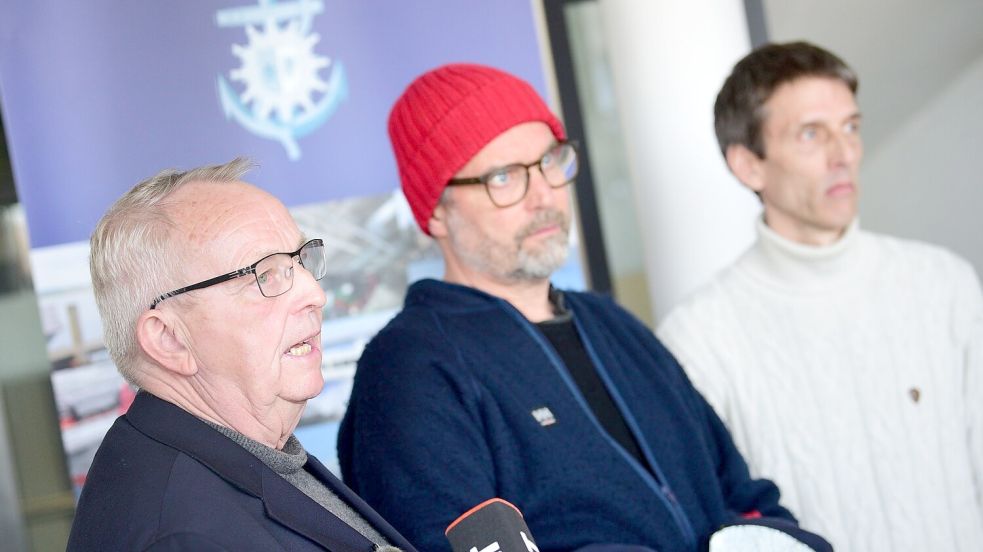 Umweltminister Till Backhaus (SPD, l.) sagte, der Wal brauche jetzt vor allem Ruhe. Foto: Daniel Bockwoldt