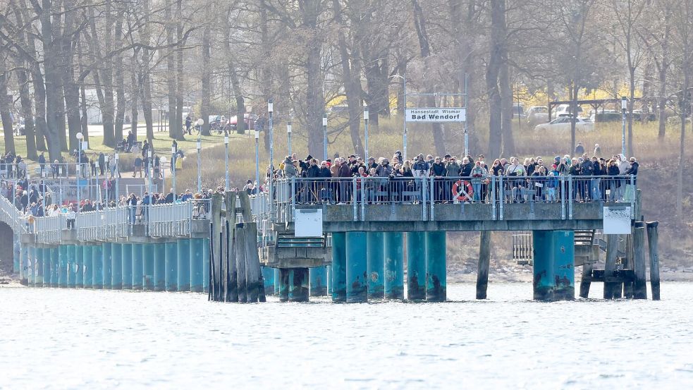 Schaulustige tummelten sich auf der Seebrücke. Foto: Bodo Marks