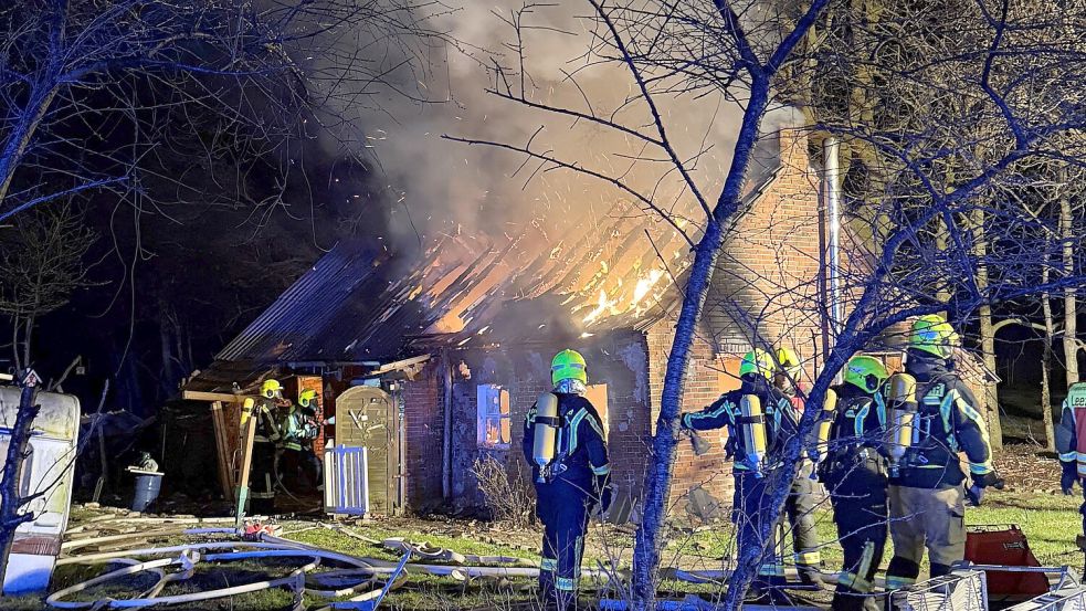 Als die ersten Einsatzkräfte eintrafen, war die Dachhaut des Gebäudes in Leezdorf bereits durchgebrannt. Foto: Feuerwehr, Carsten Redenius