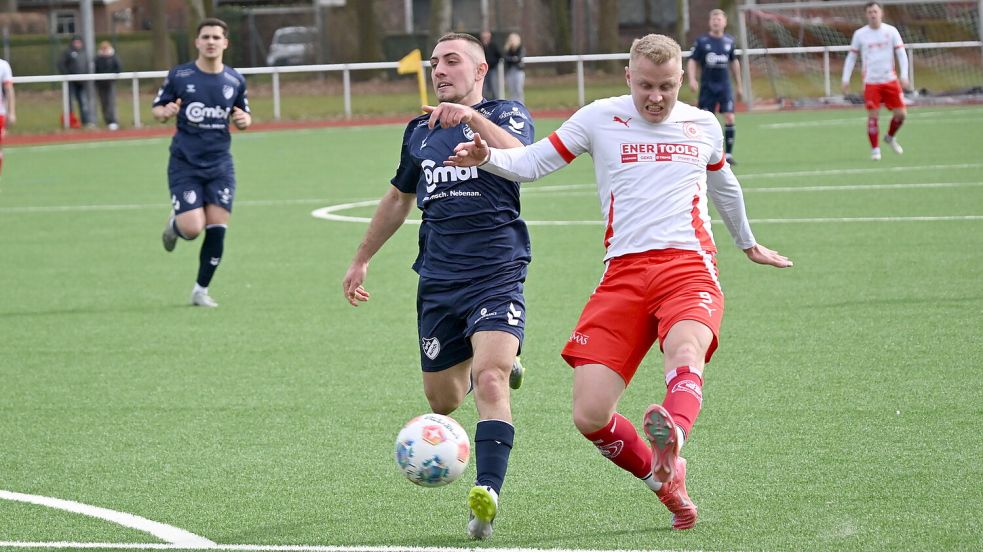 Wenig später schlägt es ein: Janek Freudenberg (rechts) trifft in dieser Szene zum 2:0-Endstand. Fotos: Steenhoff