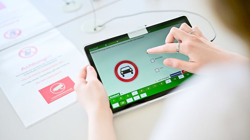 In mehr als jedem dritten Fall kamen Gadgets wie etwa Mini-Kameras oder kleine Ohrhörer zum Einsatz. (Symbolbild) Foto: Sebastian Gollnow