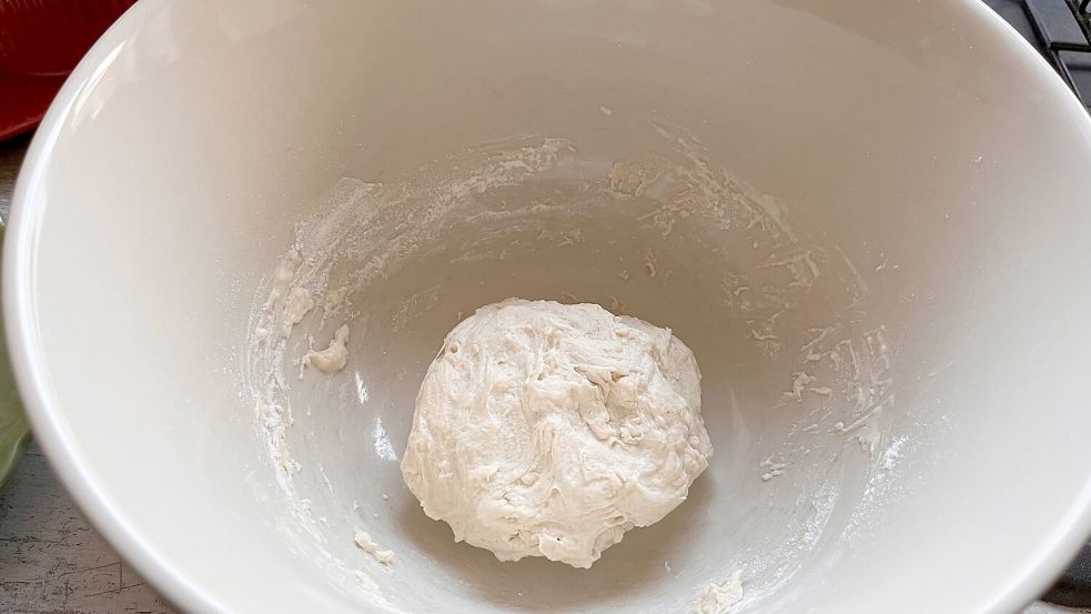 Mehl und Co. sind schnell zur Teigkugel verarbeitet. Und das ohne klebrige Finger. Foto: Carmen Leonhard