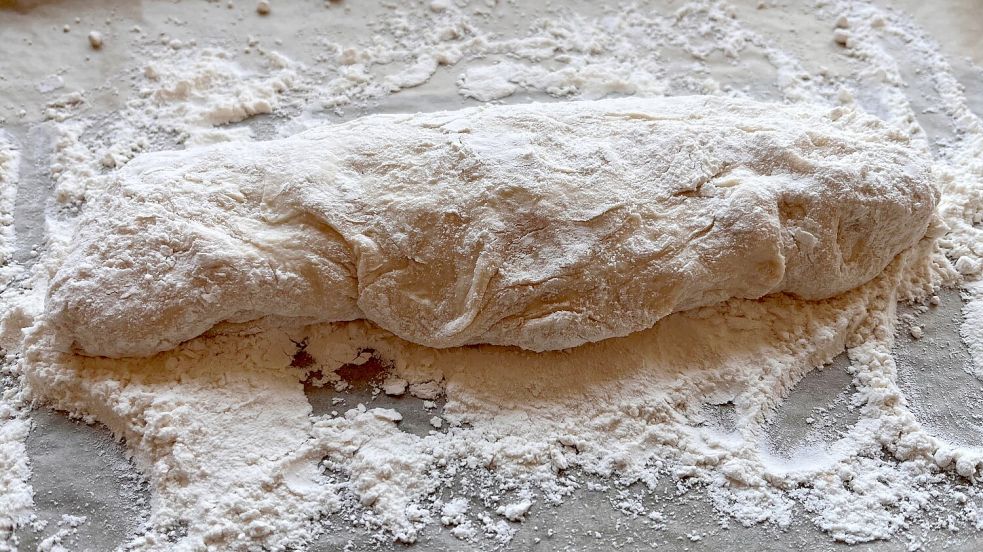 Der Teig wird auf einer bemehlten Fläche zu einer Wurst geformt. Foto: Carmen Leonhard