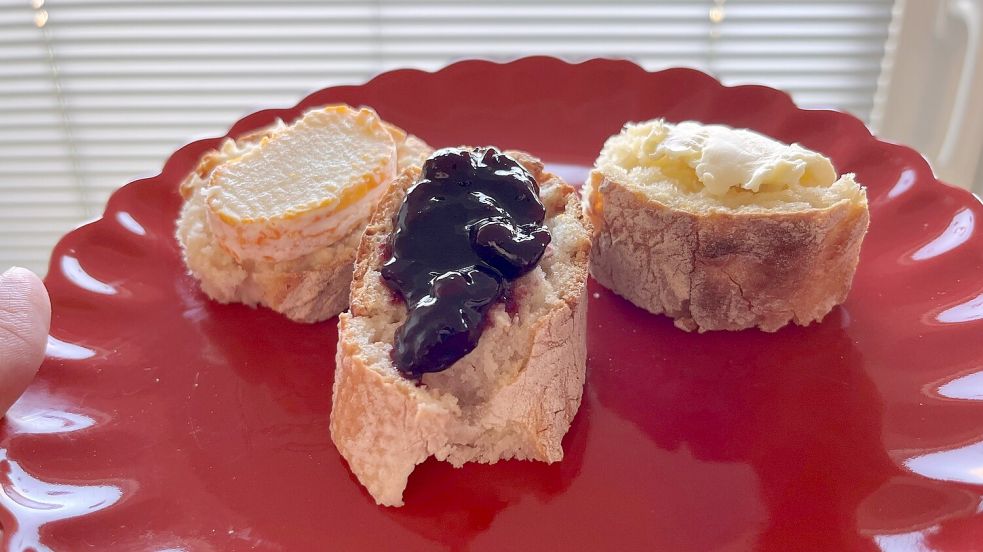 Mit Käse, Marmelade und Butter: Alle Varianten schmecken echt lecker. Foto: Carmen Leonhard