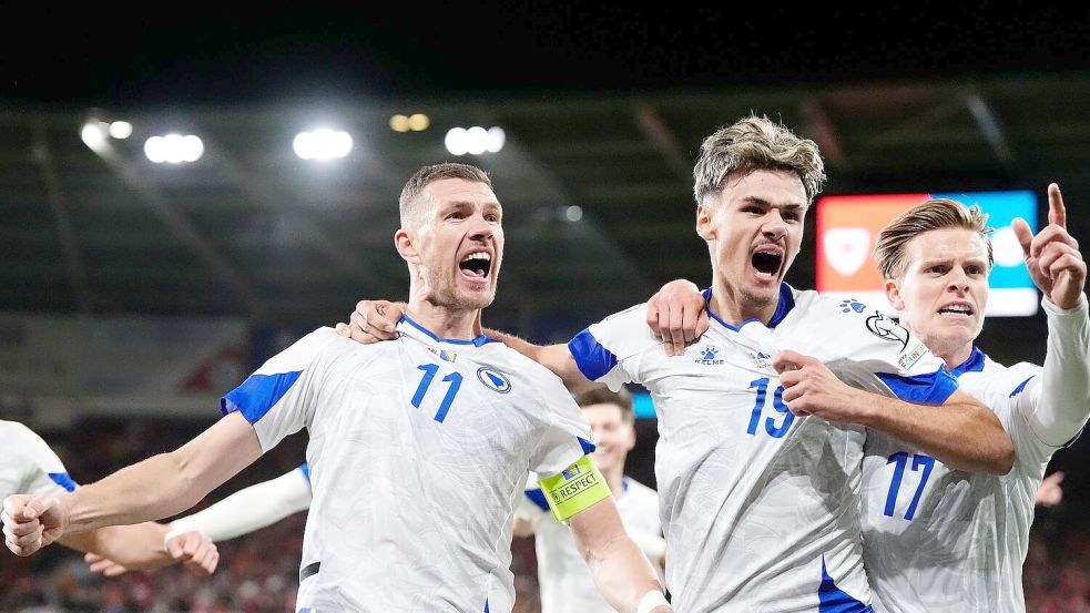 Edin Dzeko (l) ist in der bosnischen Nationalmannschaft Kapitän und Leistungsträger. (Archivbild) Foto: Nick Potts
