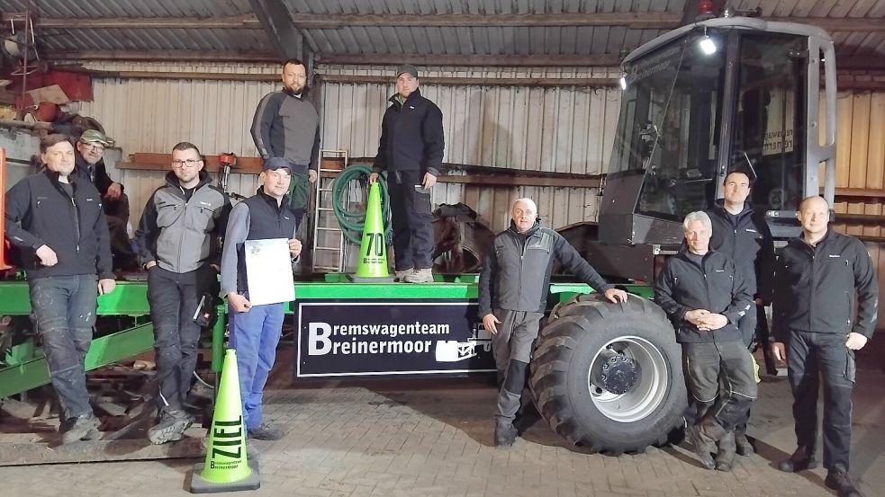 Die Mitglieder vom Verein Bremswagenteam Breinermoor: Derk Manshold (von links), Aiko Schulte, Hendrik Janssen, Tobias Schulte, Marc Hirsemann, Dirk Strenge, Jens Buß, Reiner Schulte, Christian Schulte, Markus Schnau. Es fehlen Heiko Schulte und Heiko Schmidt. Fotos: Clarissa Scherzer