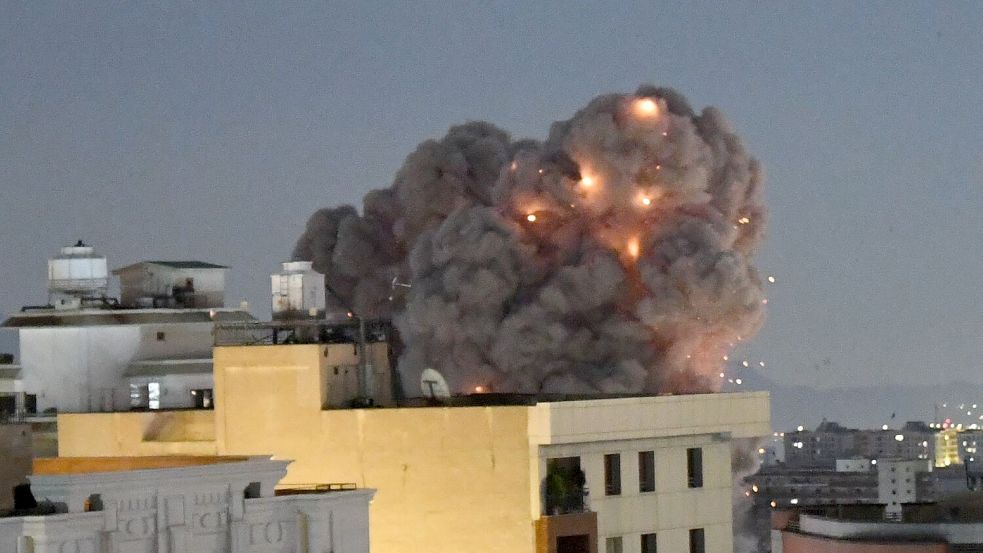 Teheran wird am Morgen erneut Ziel heftiger Luftangriffe. Foto: Shadati/XinHua/dpa