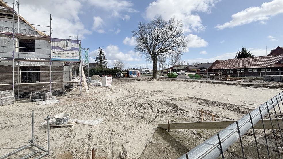 Der Abriss des Traditionshauses Südbeck an der Langholter Straße ist abgeschlossen. Das Bauunternehmen Stubbe schafft damit Platz für weiteren Wohnraum in Ostrhauderfehn.